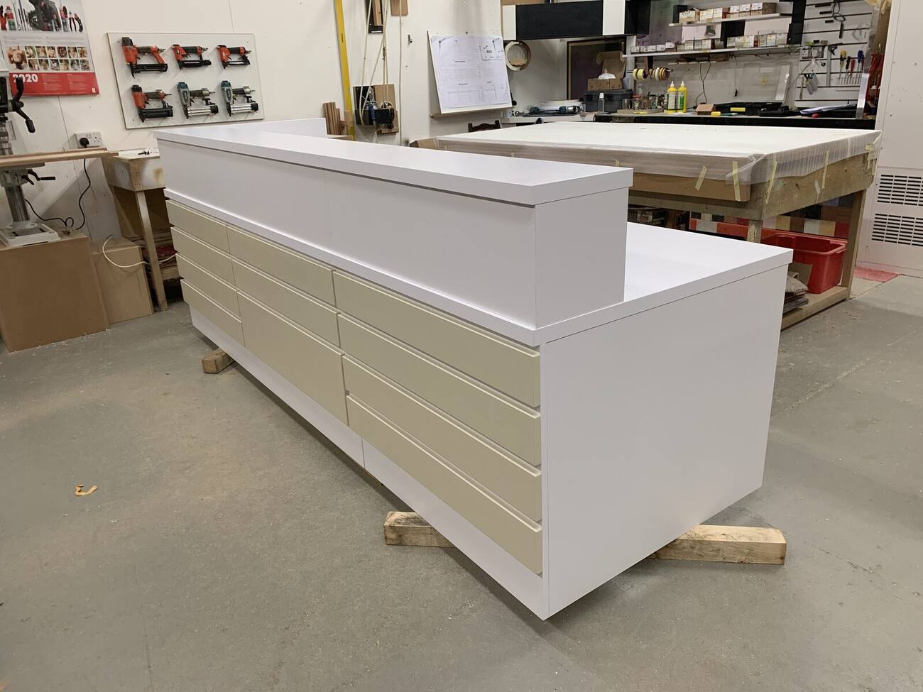 Reception counter assembled in the Procraft Design factory